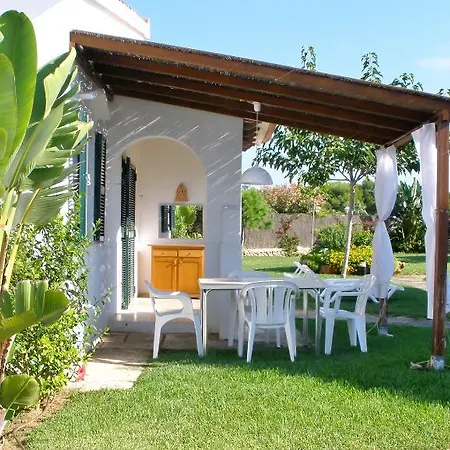 纽尔奇布劳酒店 *